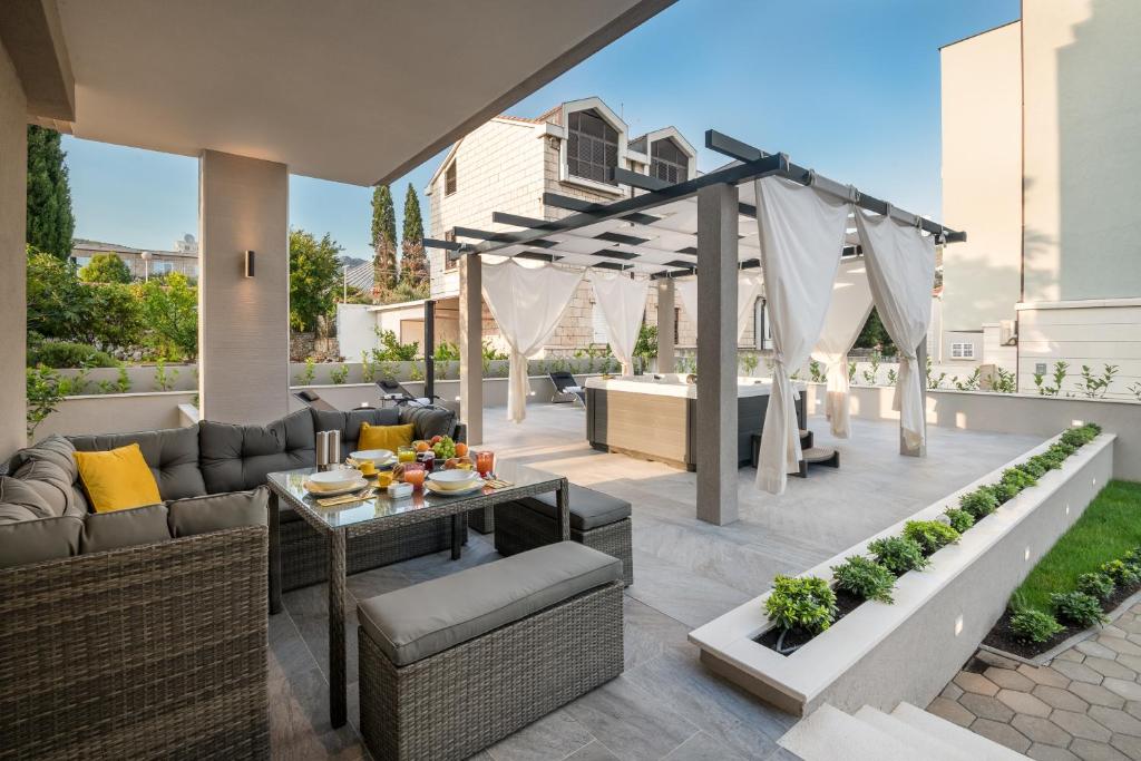 Posedenie v ubytovaní Family Apartment Dubrovnik - private jacuzzi terrace, private parking