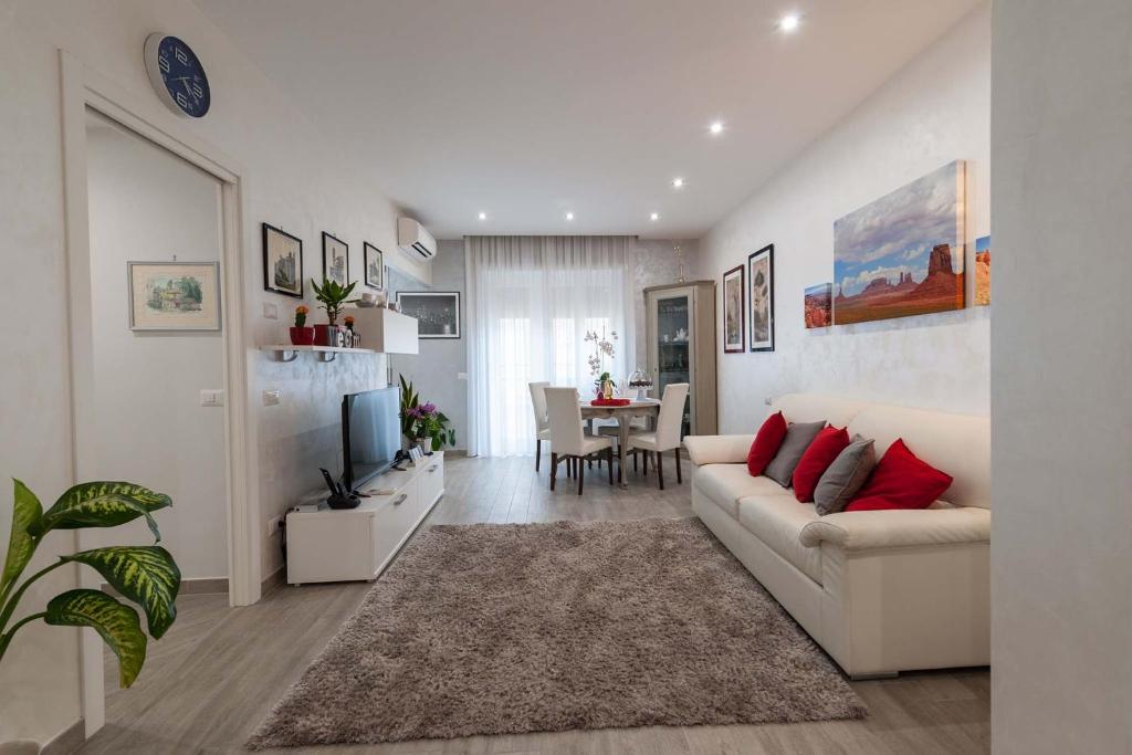 ein Wohnzimmer mit einem Sofa und einem TV in der Unterkunft M&M House in Rom