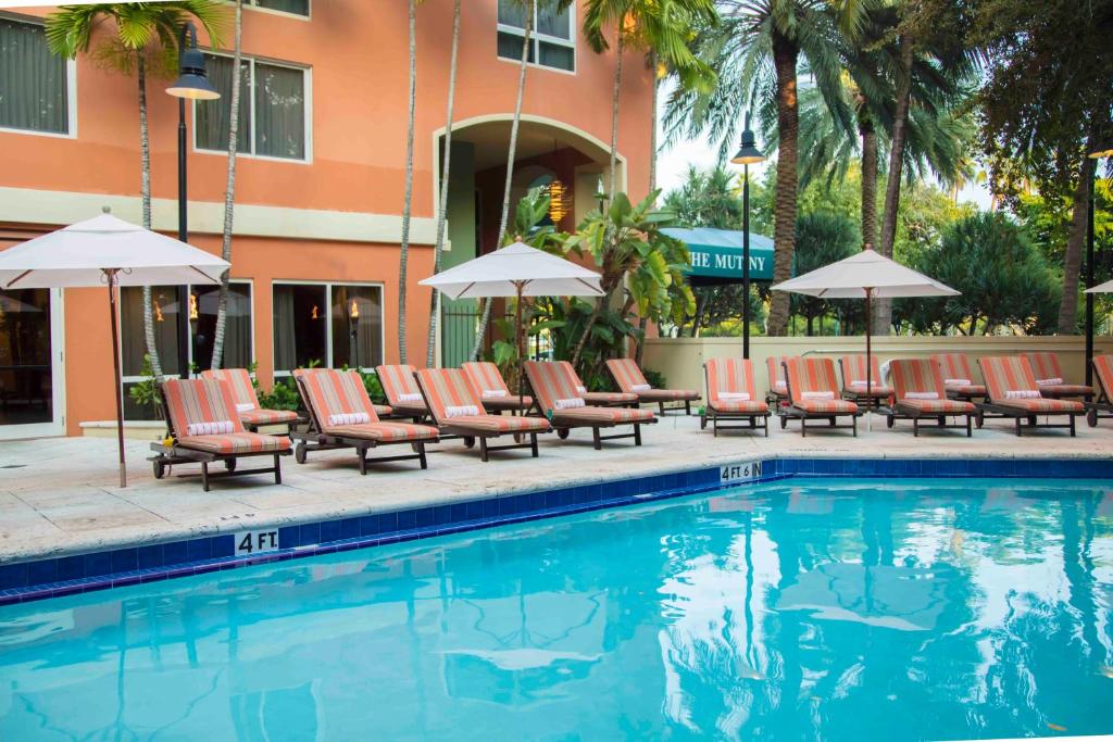 Bazén v ubytování The Mutiny Luxury Suites Hotel nebo v jeho okolí