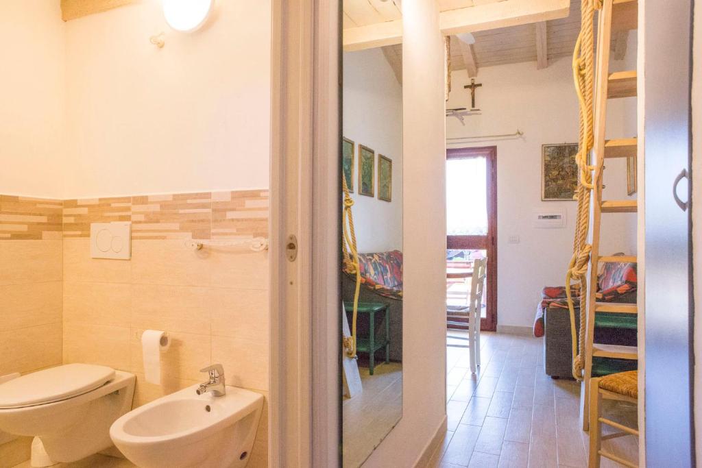 bagno con servizi igienici e lavandino in camera di Blue Portrait House a Golfo Aranci