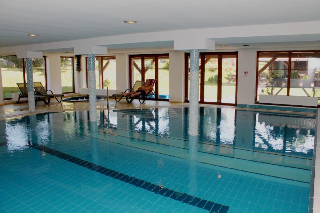 Bazén v ubytování Hotel Prichovice nebo v jeho okolí