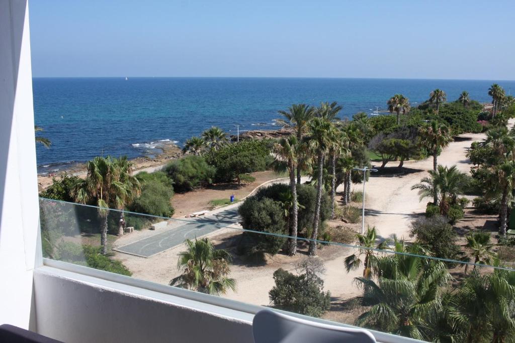 トレビエハにあるCasas Holiday - Miramar IIIのリゾートのバルコニーから海の景色を望めます。