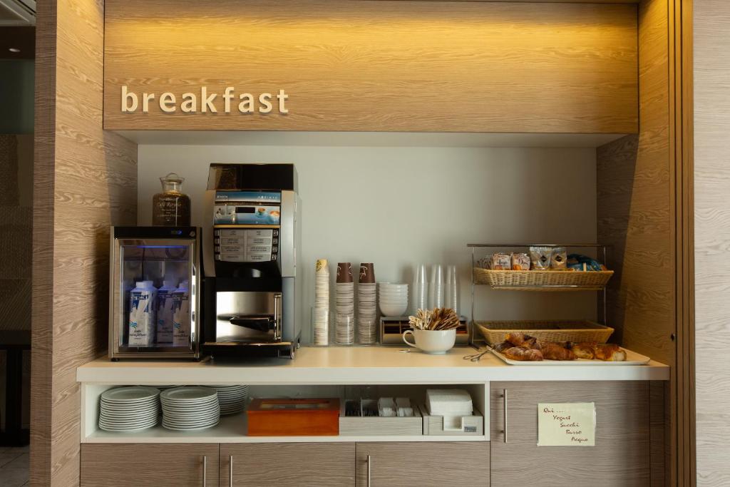 Příslušenství pro přípravu čaje a kávy v ubytování Hotel New Bari
