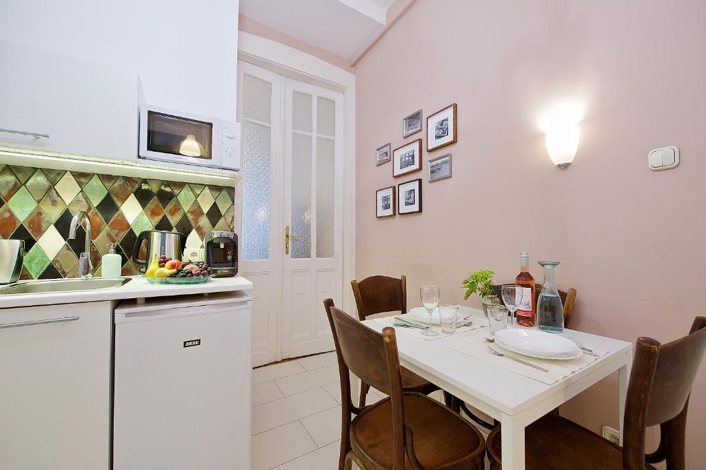 Kuchyňa alebo kuchynka v ubytovaní Green Door Family Apartment