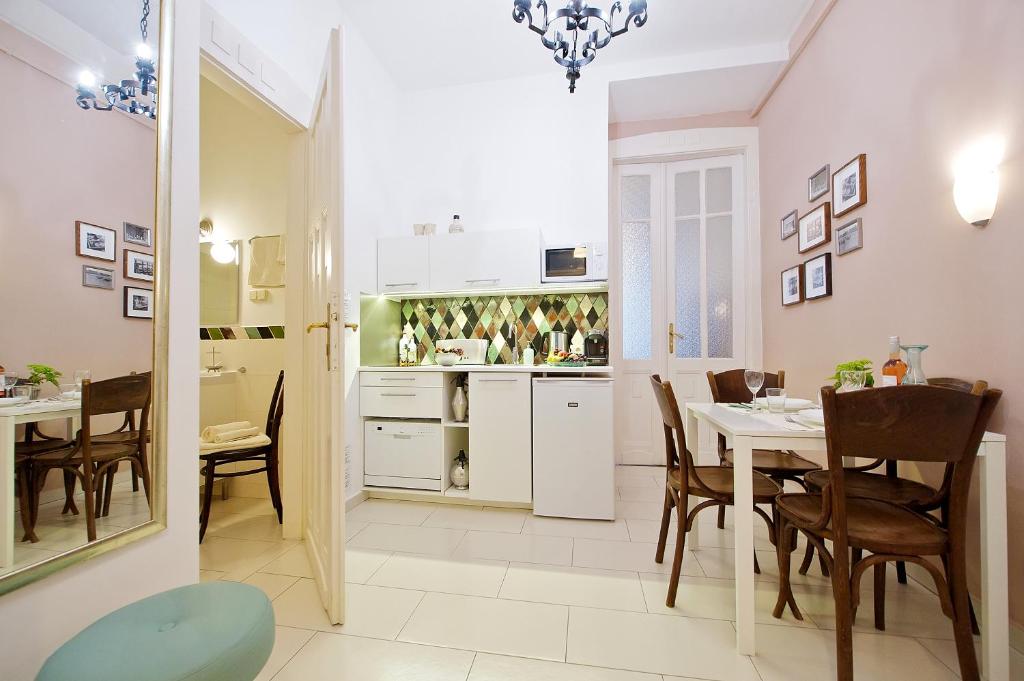 Kuchyňa alebo kuchynka v ubytovaní Green Door Family Apartment