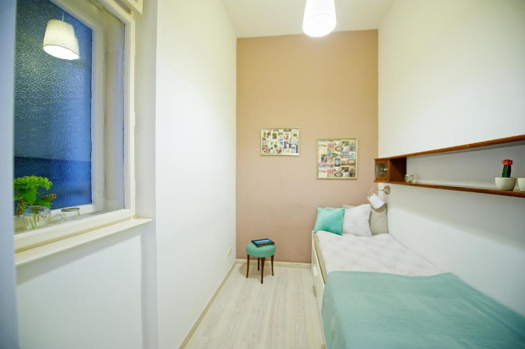 Posteľ alebo postele v izbe v ubytovaní Green Door Family Apartment
