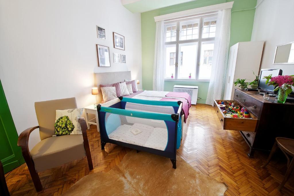 Posteľ alebo postele v izbe v ubytovaní Green Door Family Apartment