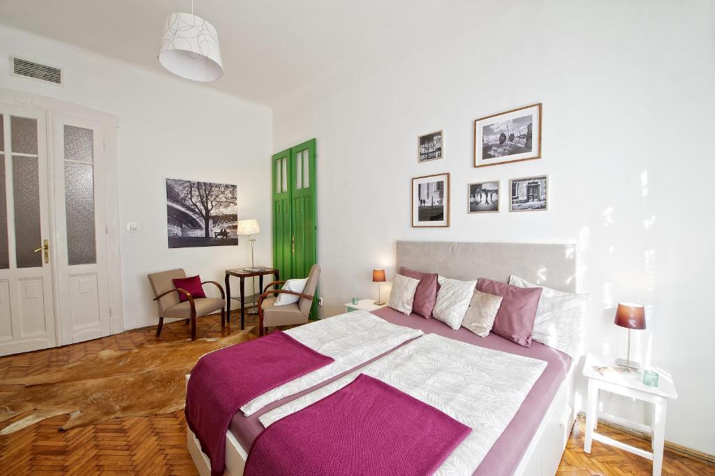 Posteľ alebo postele v izbe v ubytovaní Green Door Family Apartment