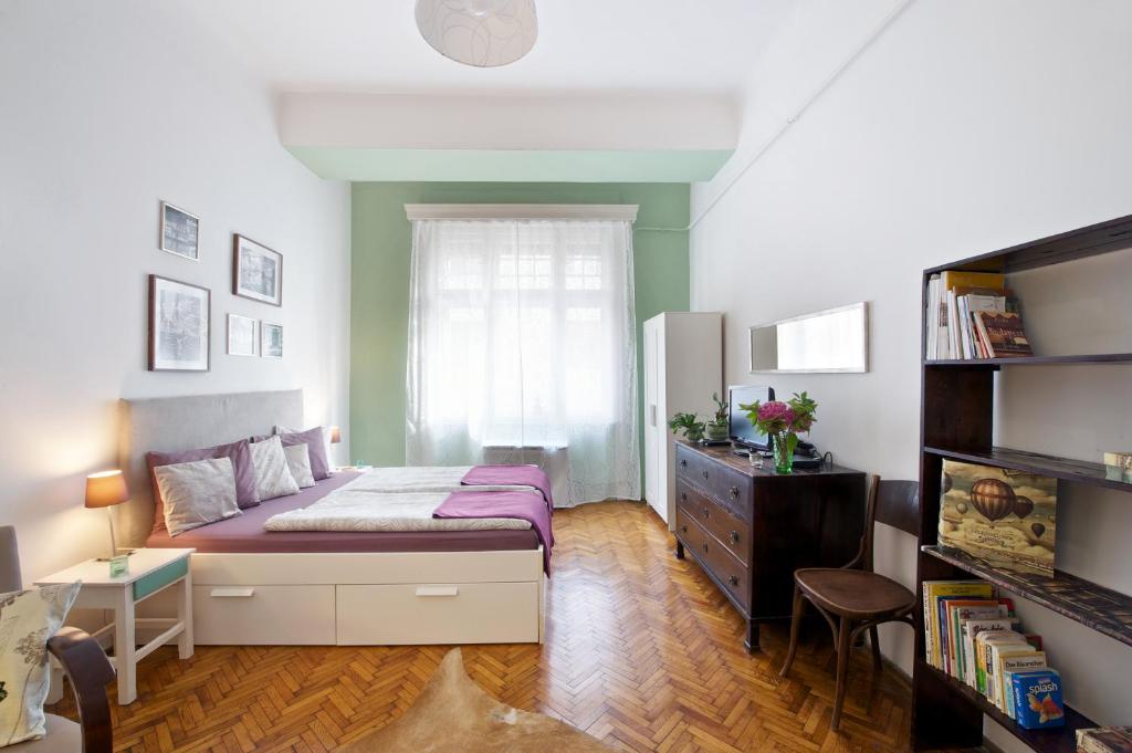 Posteľ alebo postele v izbe v ubytovaní Green Door Family Apartment