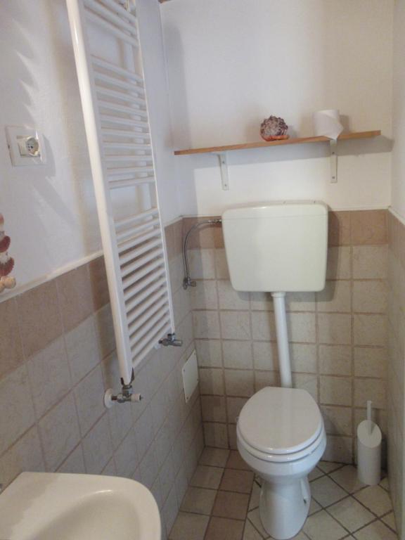łazienka z toaletą i umywalką w obiekcie Cà Batuffolin w Padwie