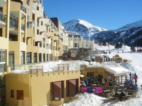 un grupo de edificios en una pista de esquí con nieve en Tandem de choc - Neige et Soleil, en Isola 2000