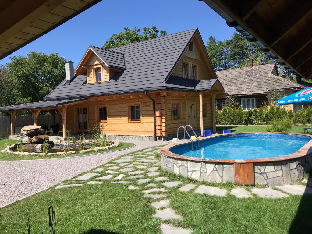 アンドリフフにあるZacisze Pod Lipąの庭にスイミングプールがある家