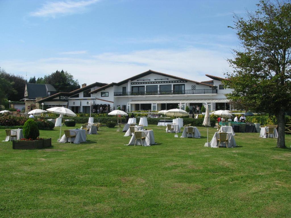 Vonkajšia záhrada v ubytovaní Hotel Gudamendi
