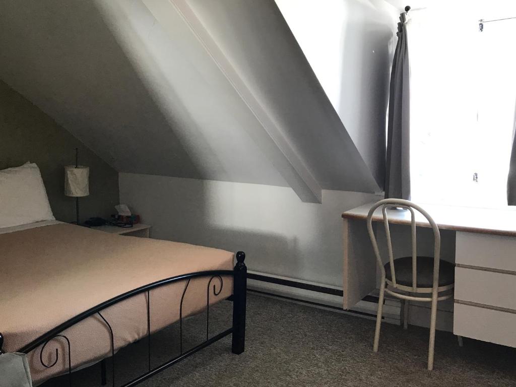 
Standard Room with Double Bed and Shared Bathroom
