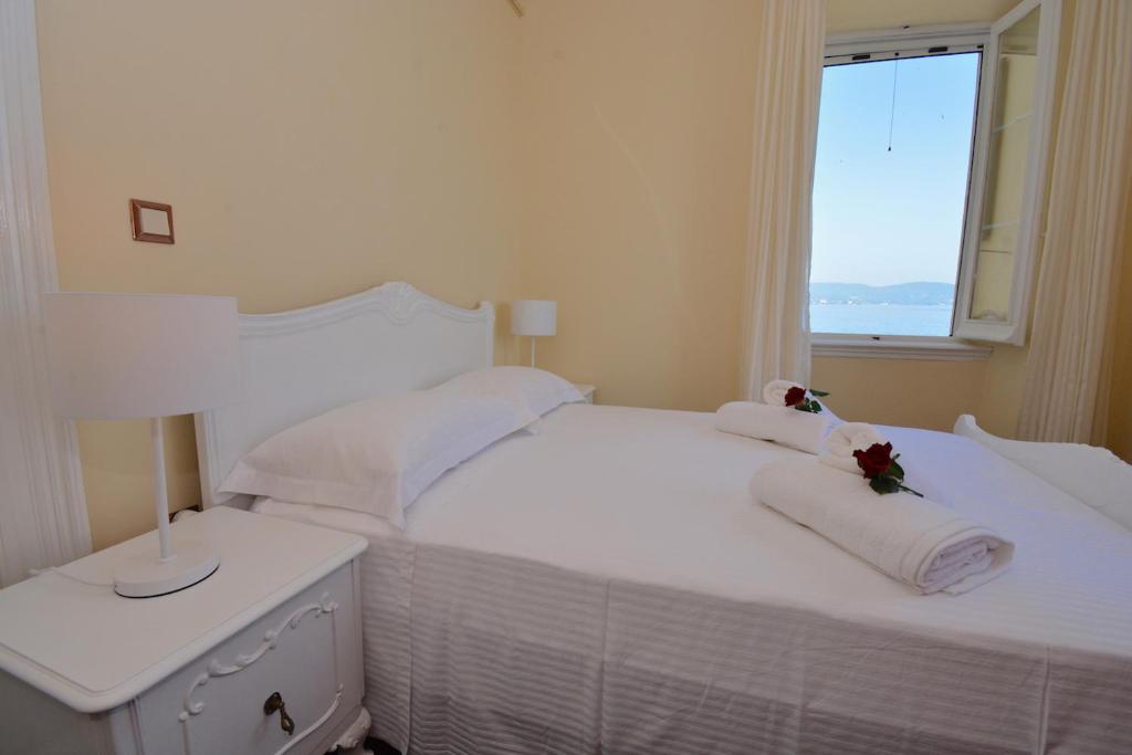 Posteľ alebo postele v izbe v ubytovaní Angiolina Sea View Apartment