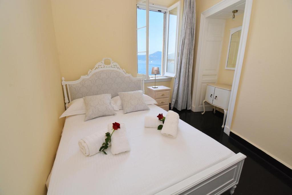 Posteľ alebo postele v izbe v ubytovaní Angiolina Sea View Apartment