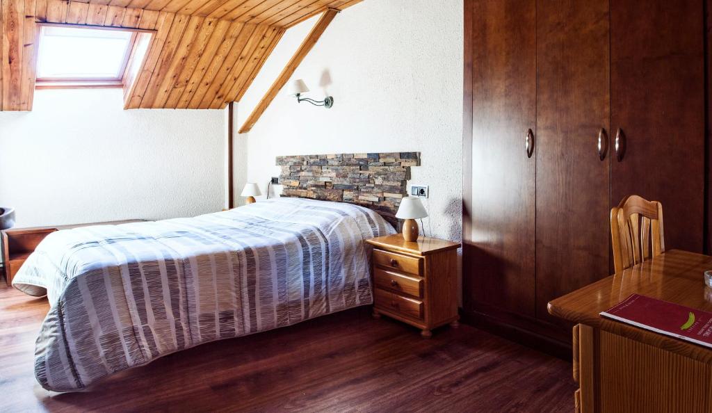 Postel nebo postele na pokoji v ubytování Hostal La Plaça