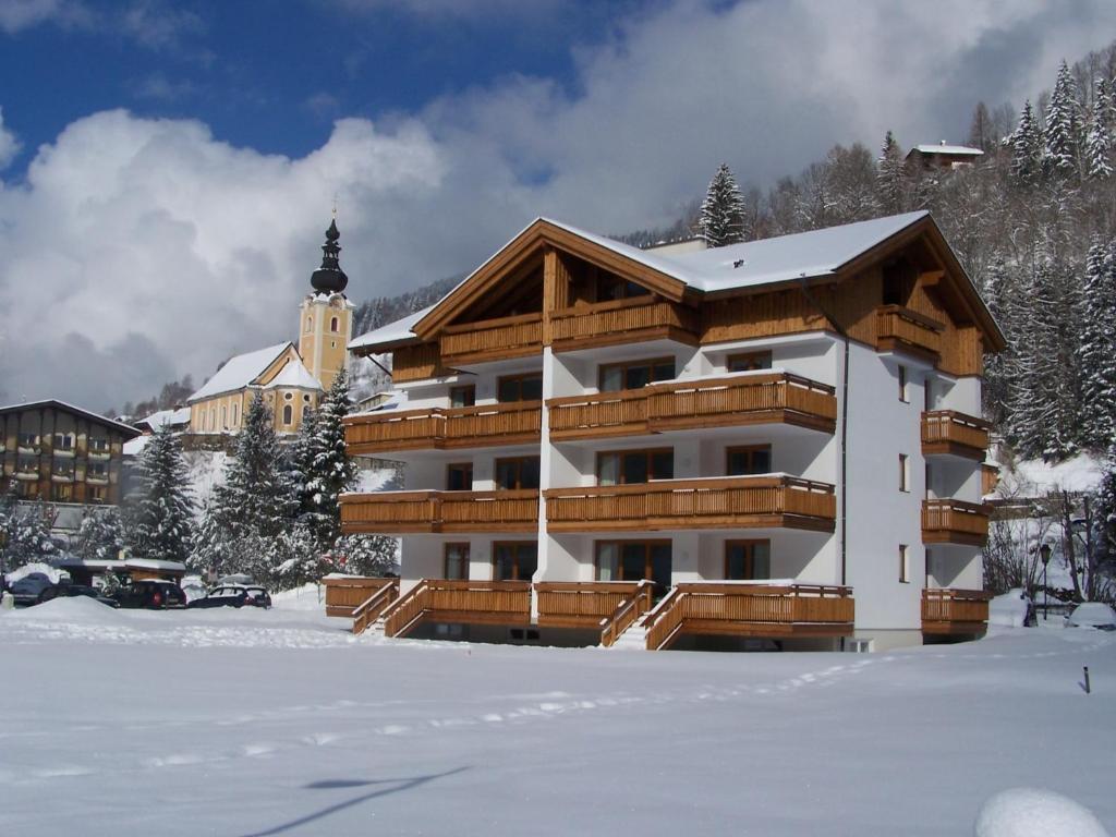 バート・クラインキルヒハイムにあるResidence Mariagraziaの山前雪中の建物