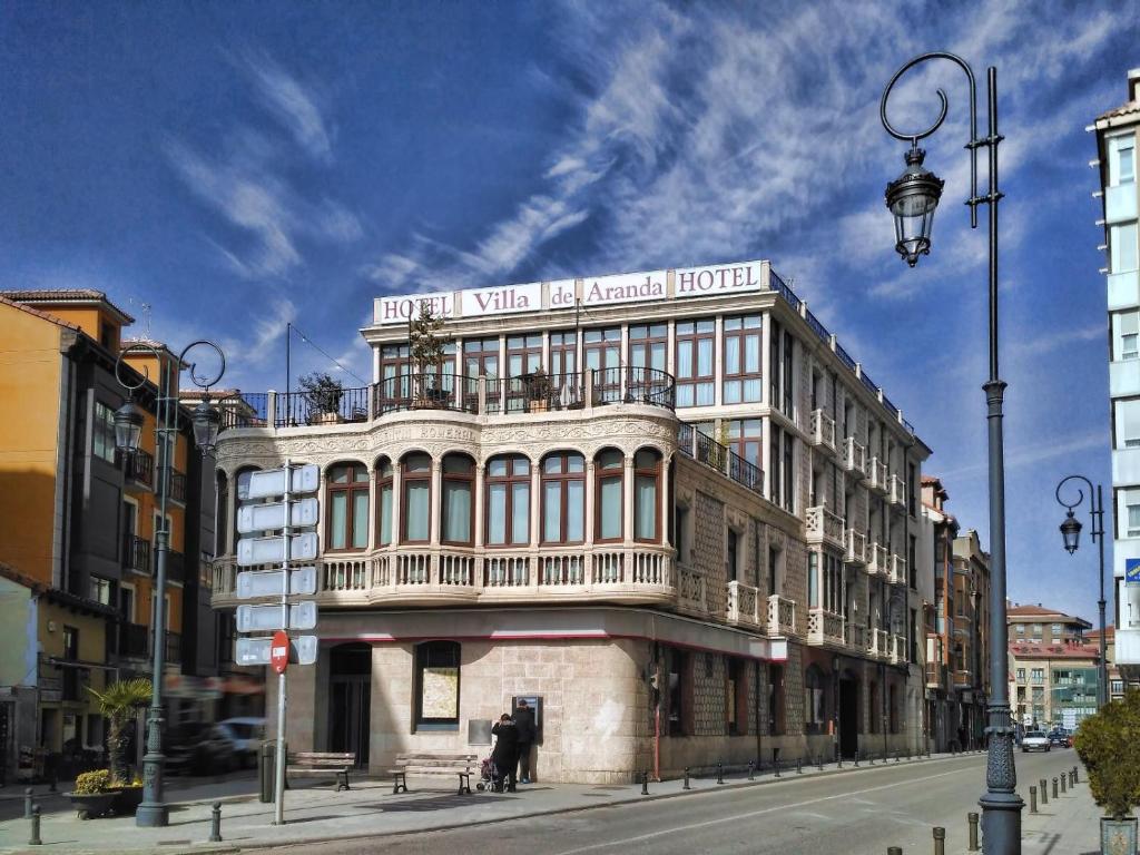 a building on the corner of a city street at Hotel Villa de Aranda in Aranda de Duero