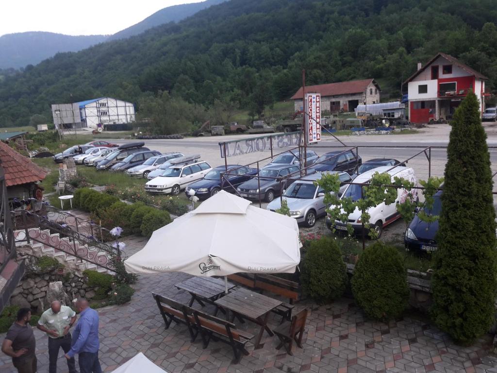 Nespecifikovaný výhled na hory nebo výhled na hory při pohledu z motelu
