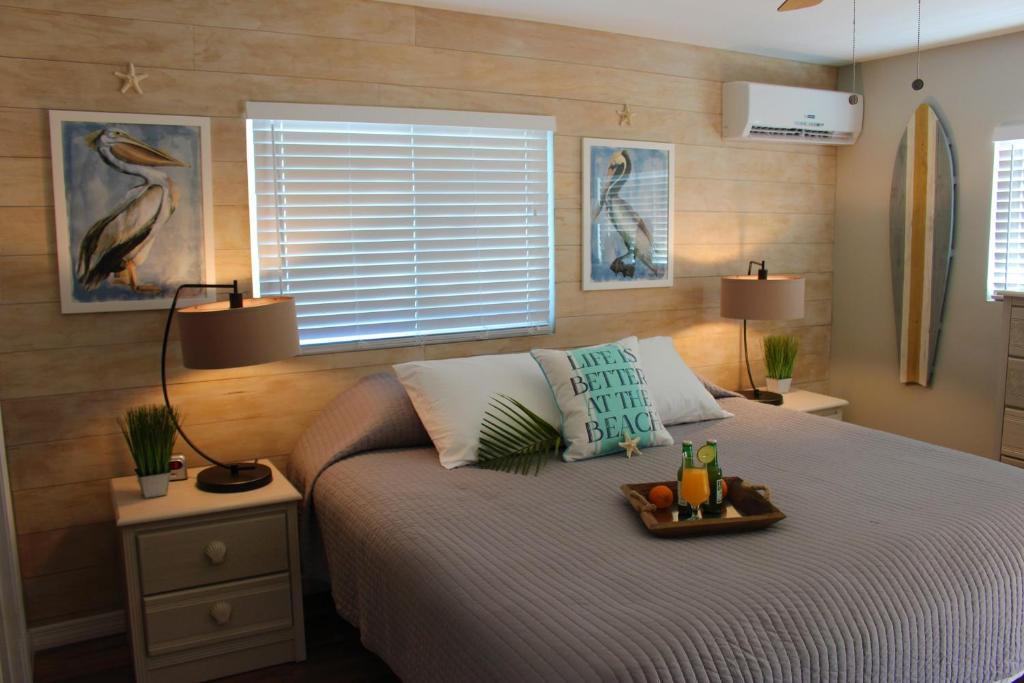 Кровать или кровати в номере Latitude 26 Waterfront Boutique Resort - Bonita Springs
