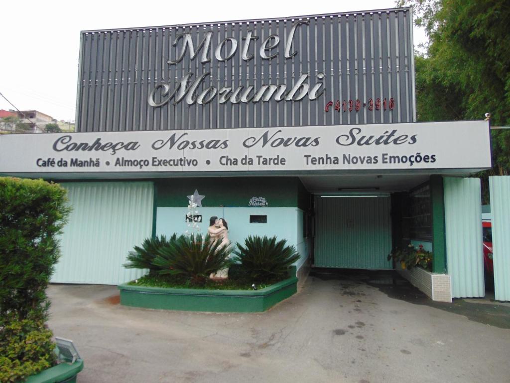 una tienda con un cartel en la parte delantera en Motel Morumbi (Adults Only) en Taboão da Serra
