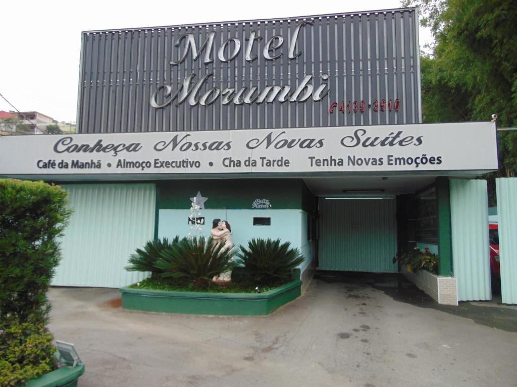 塔博昂達塞拉的住宿－Motel Morumbi (Adults Only)，前面有标牌的商店