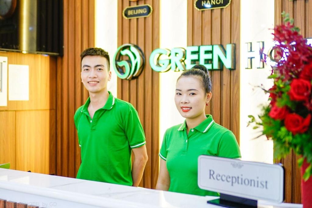 Členové personálu v ubytování Green Hadong Hotel