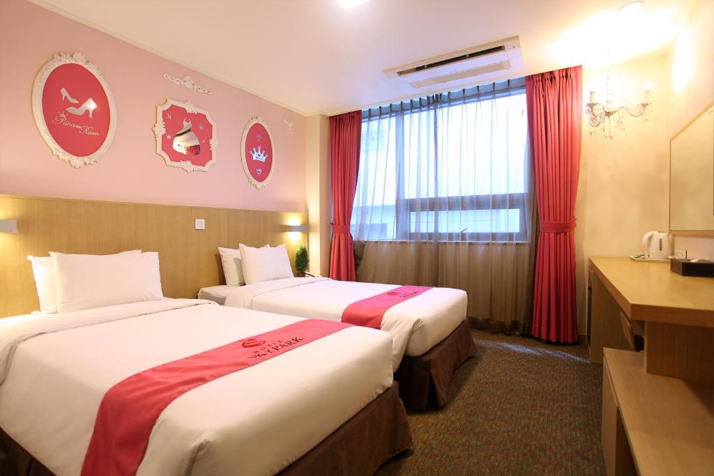 Postel nebo postele na pokoji v ubytování Hotel Skypark Jeju 1