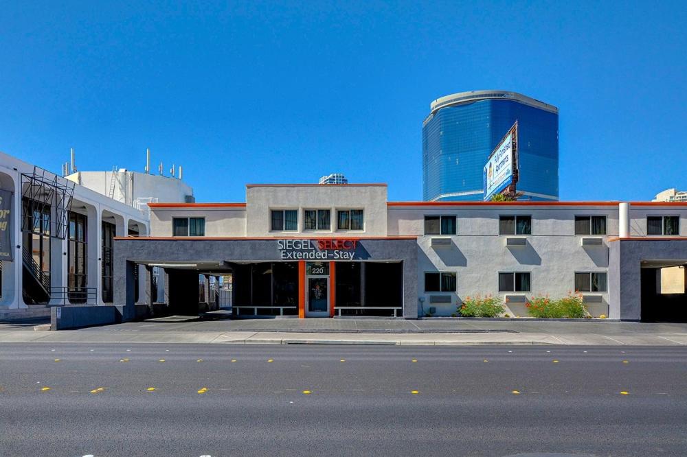 eine leere Straße vor einem Gebäude in der Unterkunft Siegel Select LV Strip-Convention Center in Las Vegas