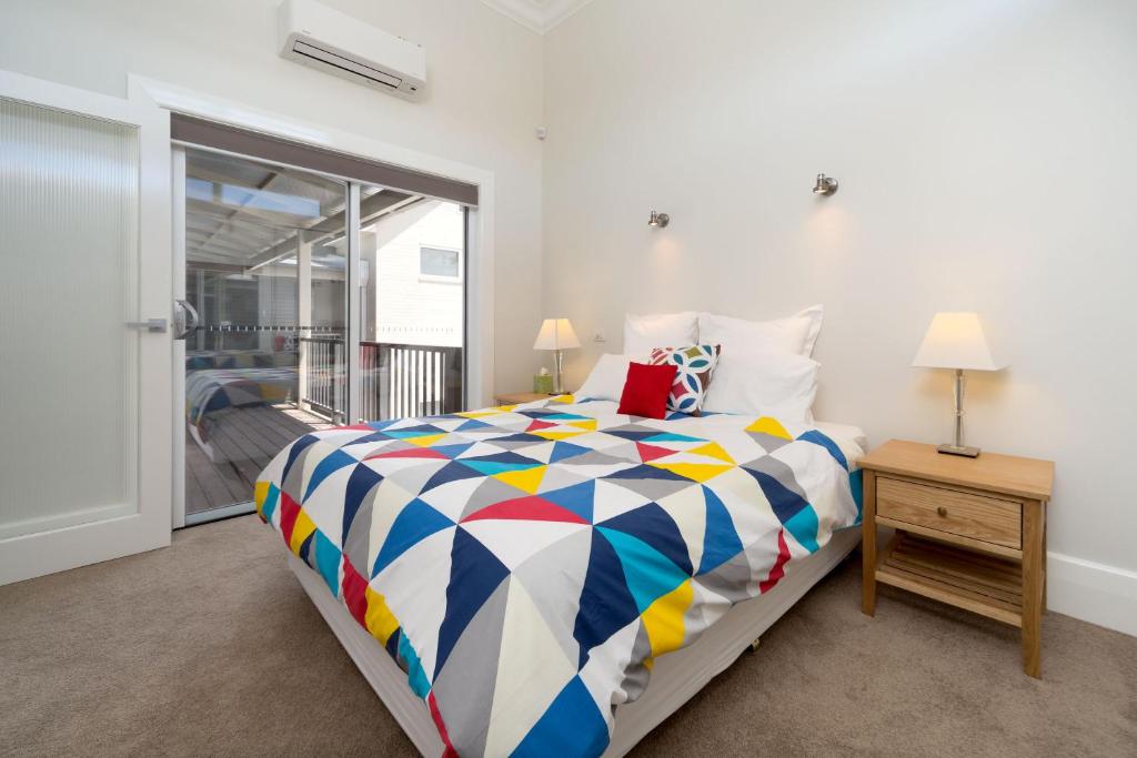 Cama ou camas em um quarto em Waterstreet Apartment
