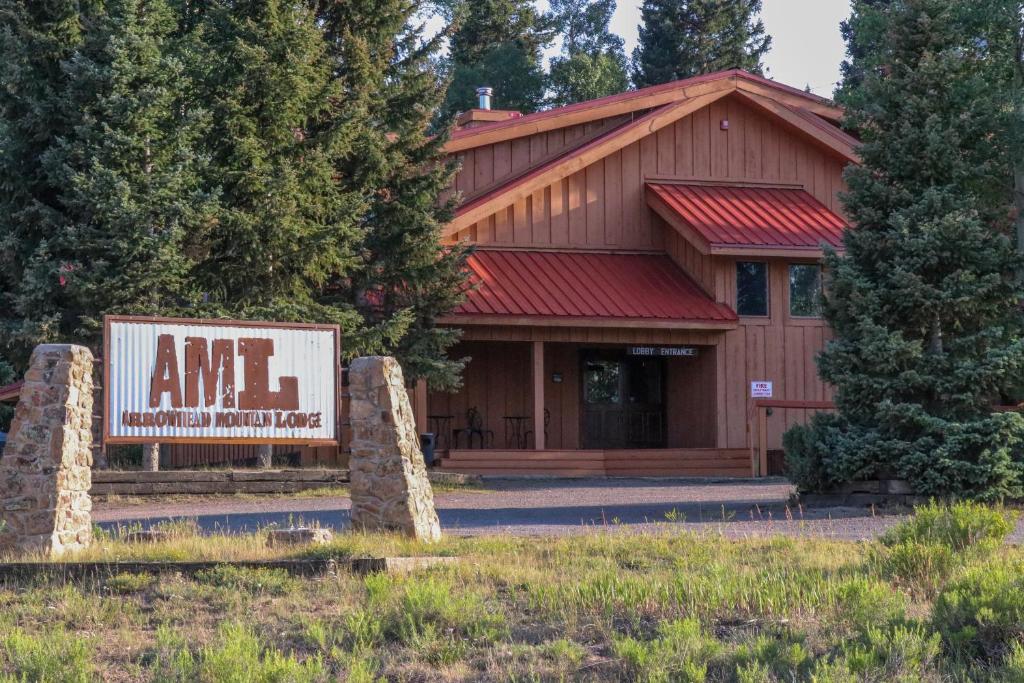 un edificio con un cartel delante en Arrowhead Mountain Lodge, en Cimarron