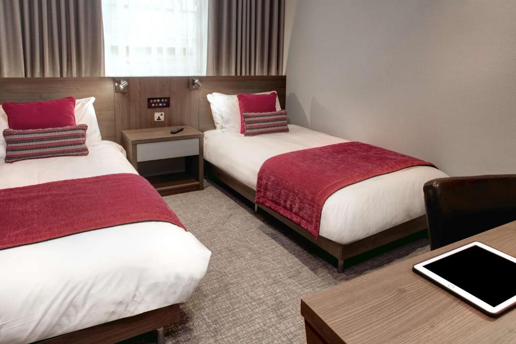 Uma cama ou camas num quarto em Best Western Plus Delmere Hotel