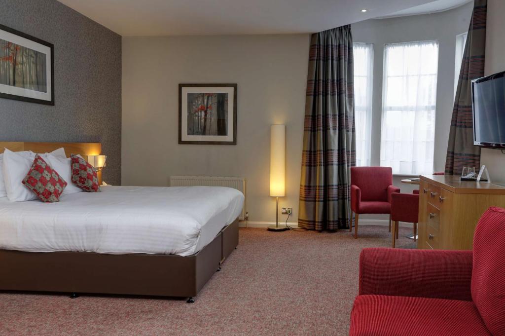 ノッティンガムにあるBest Western Plus Nottingham Westminster Hotelのベッドとテレビが備わるホテルルームです。
