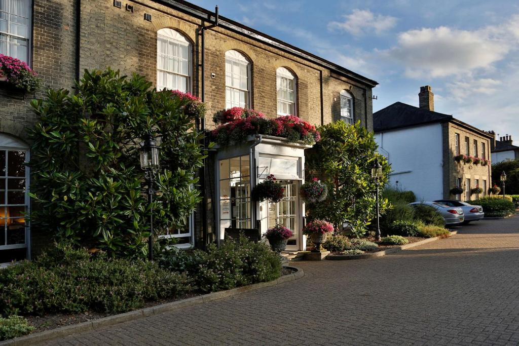 un edificio de ladrillo con flores a un lado. en Best Western Annesley House Hotel en Norwich