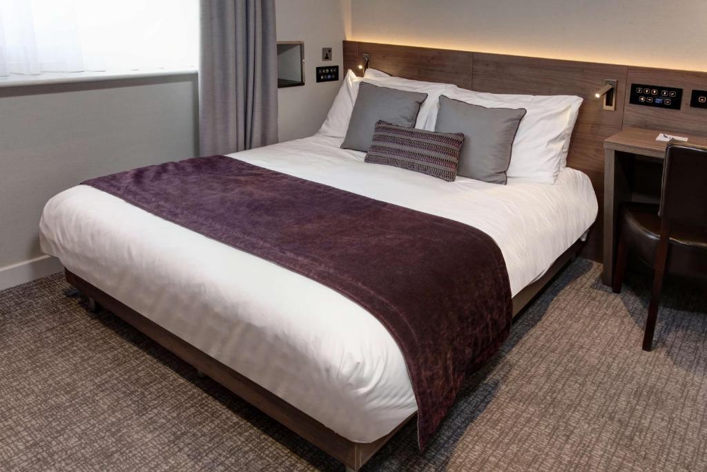 Uma cama ou camas num quarto em Best Western Plus Delmere Hotel