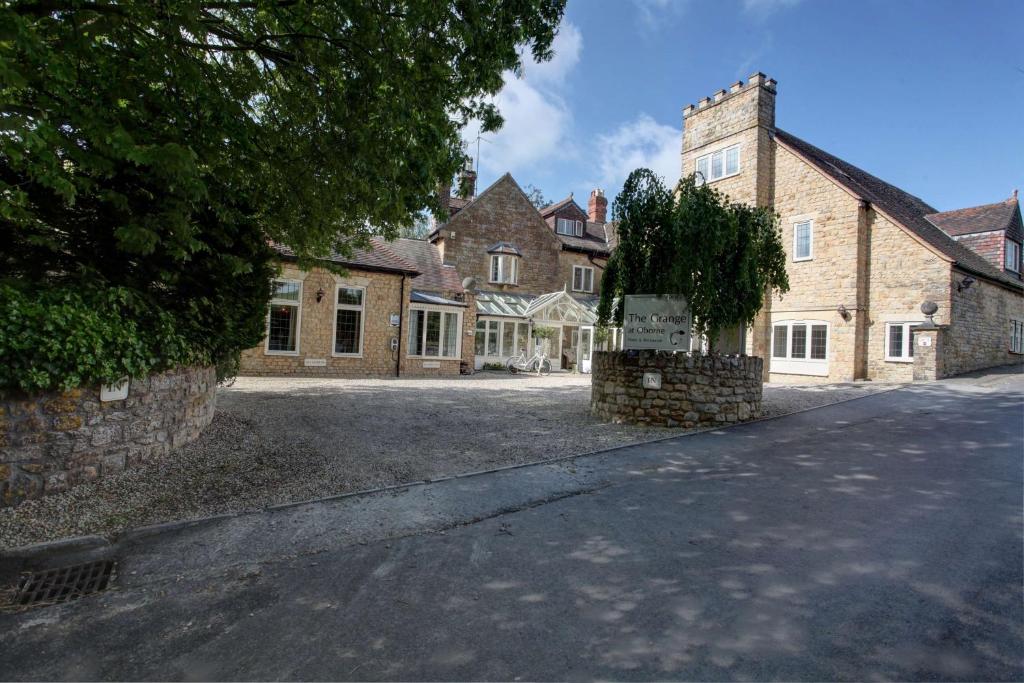 una calle vacía frente a un edificio de ladrillo en The Grange at Oborne, en Sherborne