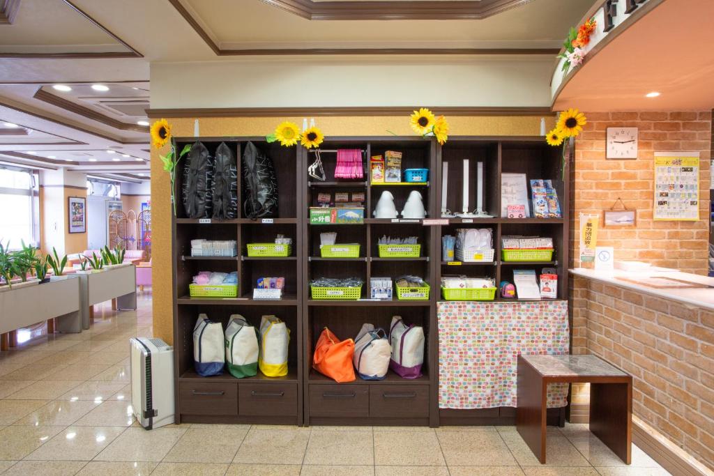 Supermarket nebo jiné obchody v  hotelu nebo okolí