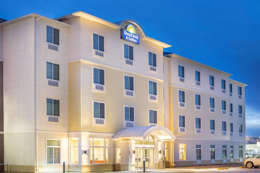 budynek hotelowy z napisem w obiekcie Days Inn & Suites by Wyndham Kearney NE w mieście Kearney