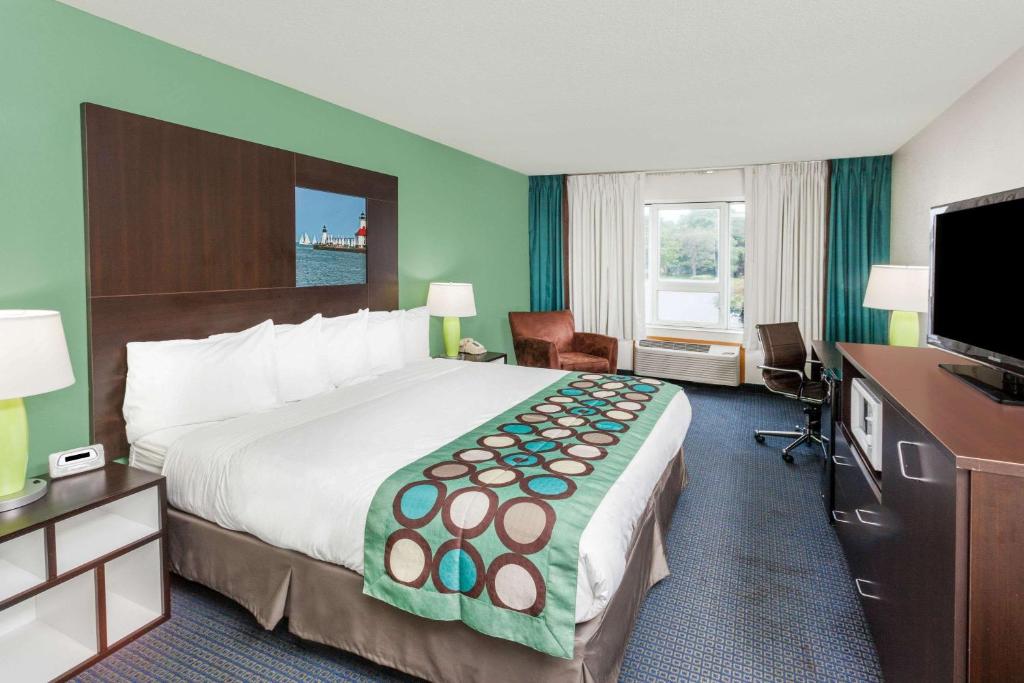 Super 8 by Wyndham Stevensville St Joseph - King Room, Interior Corridor Non-Smoking