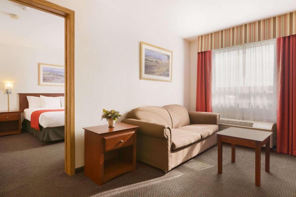 Postel nebo postele na pokoji v ubytování Super 8 by Wyndham Drayton Valley