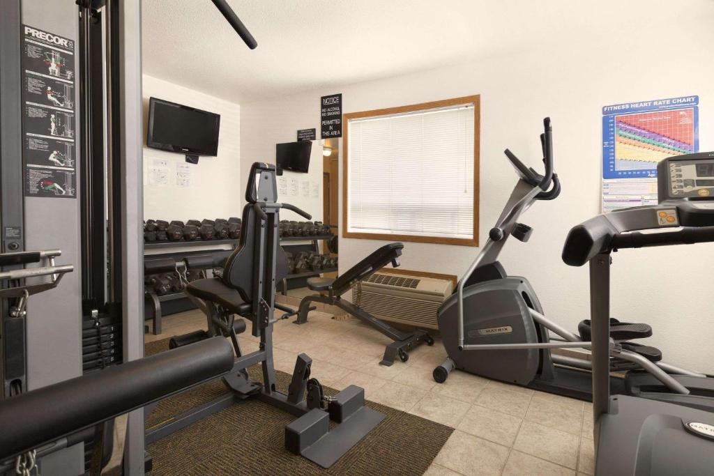 Fitness centrum a/nebo fitness zařízení v ubytování Super 8 by Wyndham Drayton Valley