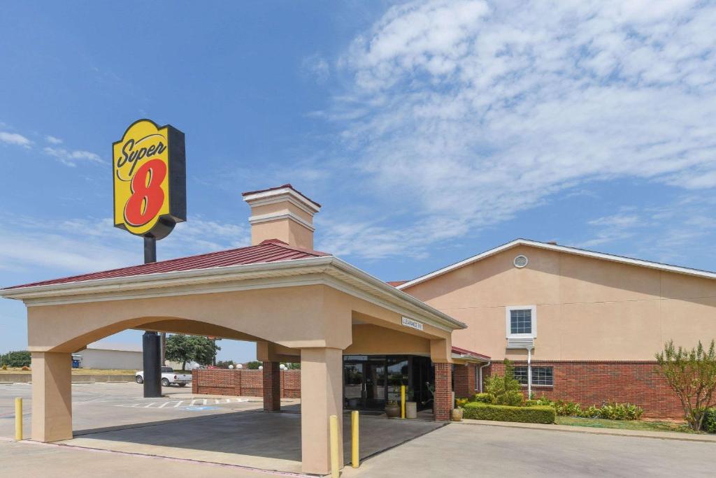 una gasolinera con un cartel encima en Super 8 by Wyndham Burleson Fort Worth Area, en Burleson