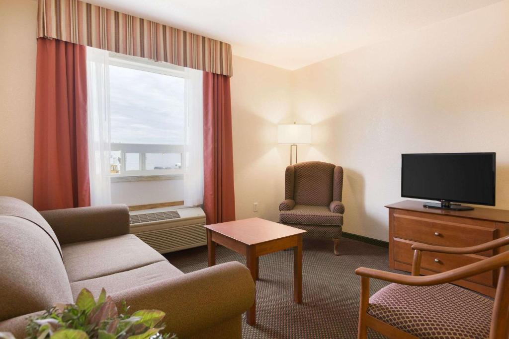 TV a/nebo společenská místnost v ubytování Super 8 by Wyndham Drayton Valley