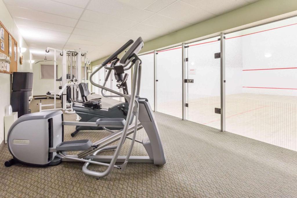 Fitness centrum a/nebo fitness zařízení v ubytování Super 8 by Wyndham Dauphin