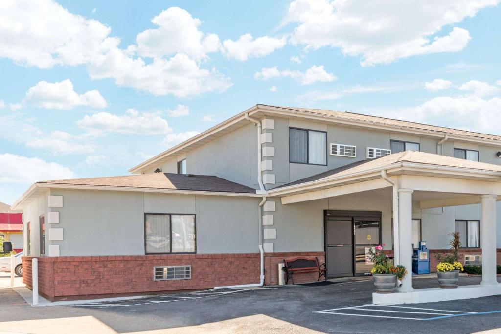 a white house with a red brick at Super 8 by Wyndham Poplar Bluff Missouri in Poplar Bluff