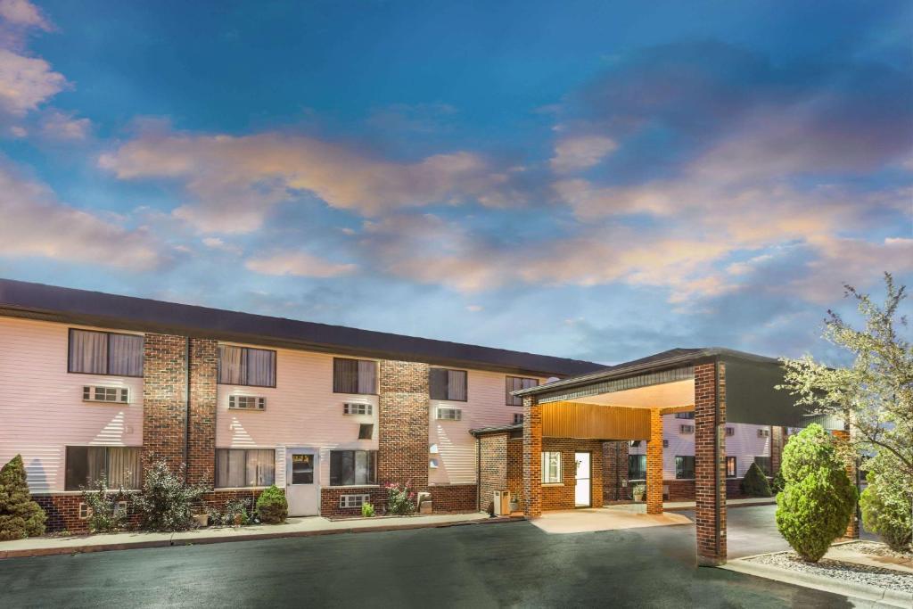 una representación de un edificio con aparcamiento en Super 8 by Wyndham Bourbonnais&#47;Kankakee Area, en Bourbonnais