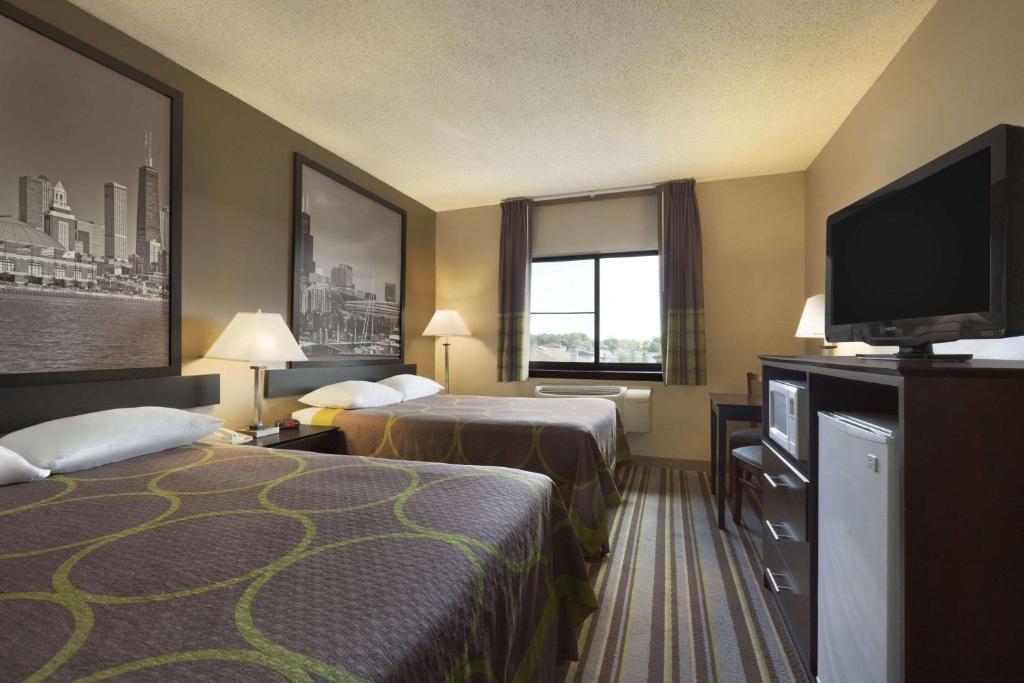 Postel nebo postele na pokoji v ubytování Super 8 by Wyndham Bridgeview/Chicago Area