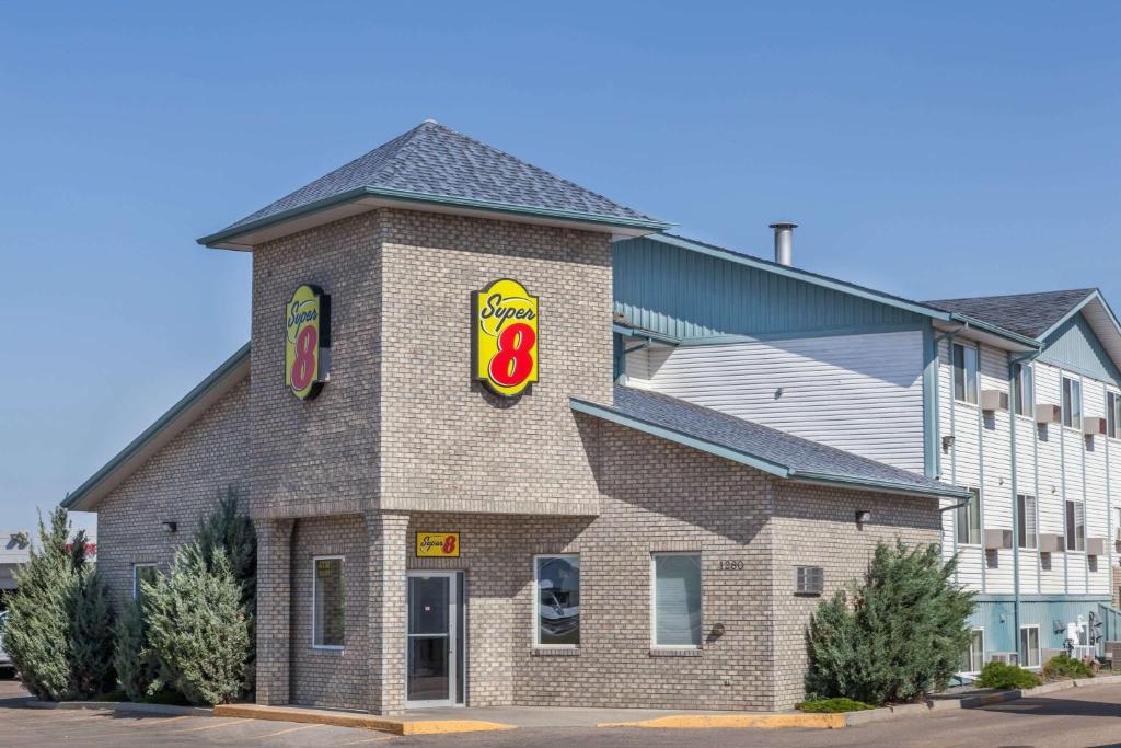 Un edificio de comida rápida con un cartel. en Super 8 by Wyndham Medicine Hat AB, en Medicine Hat