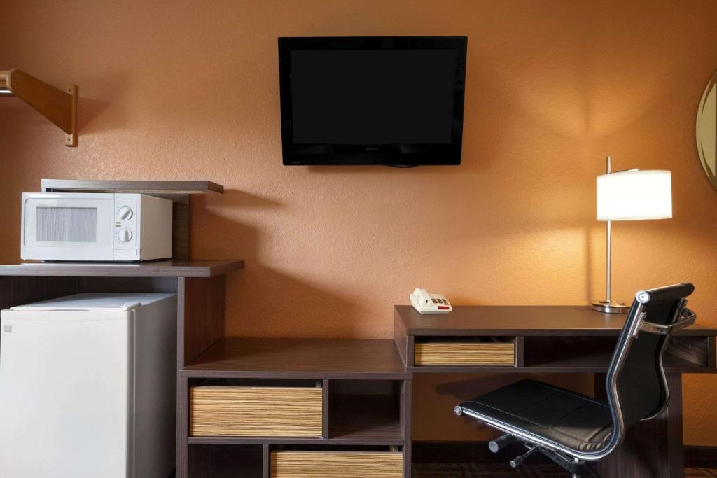 TV a/nebo společenská místnost v ubytování Super 8 by Wyndham Fairview Heights-St. Louis